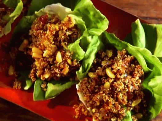 Foto di quinoa pilaw su lattuga