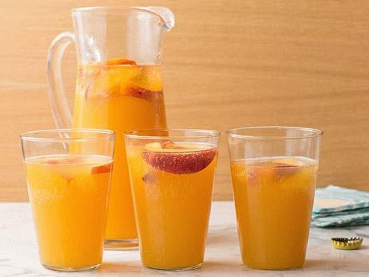 Raffreddatore di birra per foto con pesche e zenzero