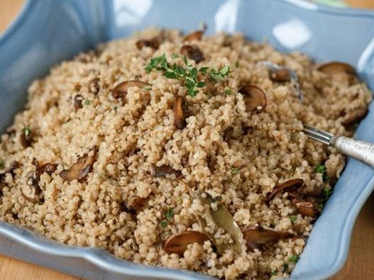 Foto di quinoa pilaf con funghi cremini