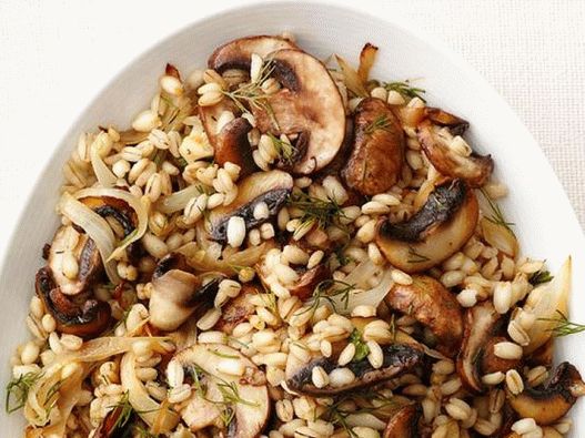 Foto Pilaf di orzo con funghi