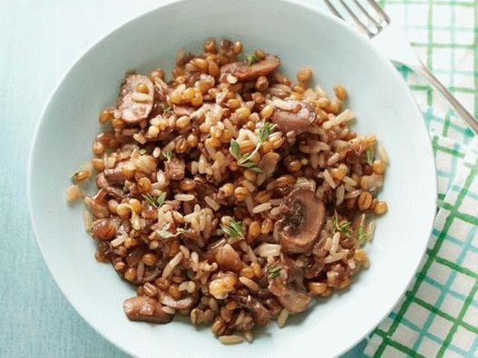 Photo Pilaf con grano e funghi