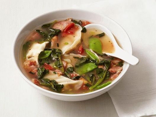Zuppa con gnocchi, pancetta e piselli dolci