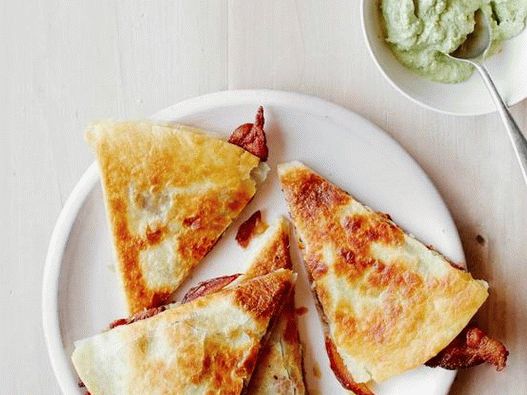 Quesadillas con pancetta, datteri e formaggio manchego