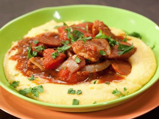 Foto di polenta con spezzatino di pollo nel vino