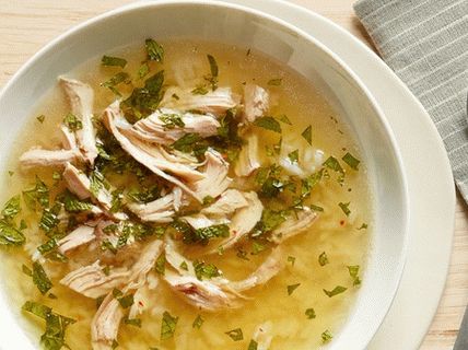 Foto di zuppa di pollo portoghese con limone e menta