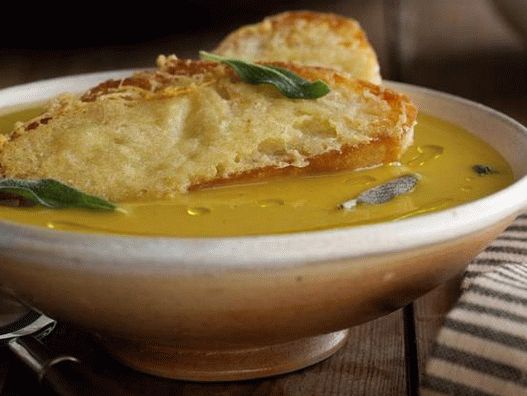 Foto Ottima zuppa di zucca con i migliori crostini al parmigiano