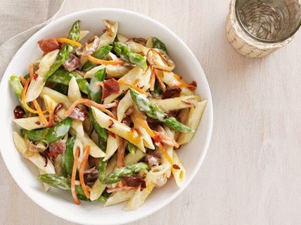 Foto di Primavera con prosciutto, asparagi e carote