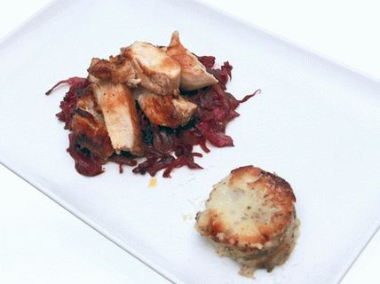 Petti di pollo piccanti con gratin di patate e cavolo rosso