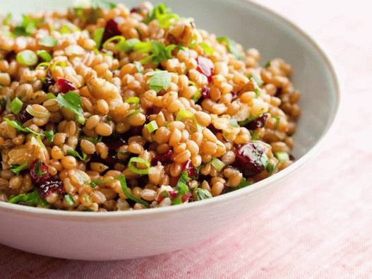 Photo Porridge di grano con noci e ciliegie secche