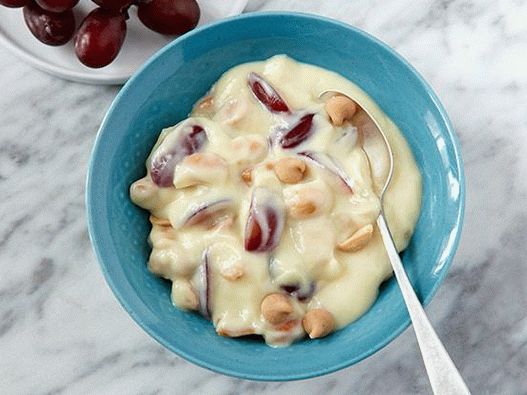 Budino fotografico con arachidi e uva