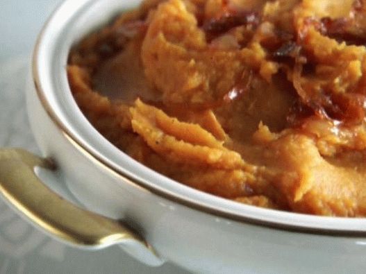 Foto di purea di patate dolci con sciroppo d'acero e cipolle caramellate