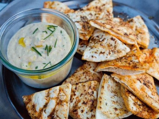 Foto di purea di fagioli bianchi e Tahini con patatine fritte