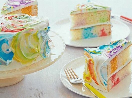 Foto di una torta arcobaleno con glassa colorata