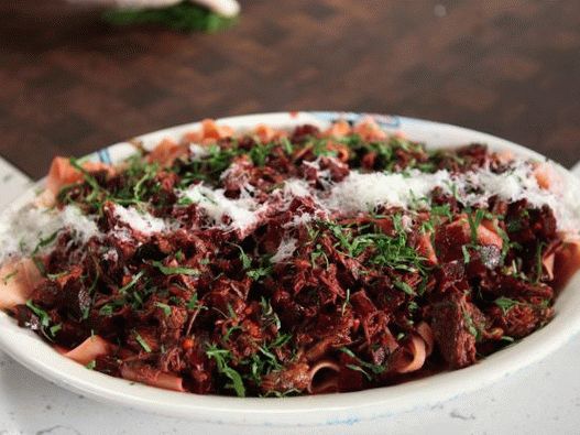 Foto di spezzatino di manzo e barbabietola con tagliatelle di pappardelle