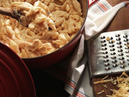 Foto di conchiglie in salsa di formaggio in padella