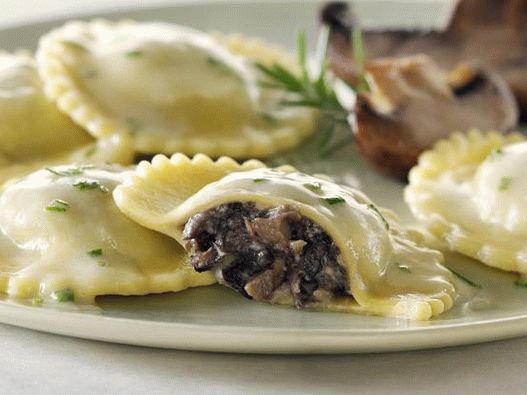 Foto di Ravioli con funghi, melanzane e formaggio di capra