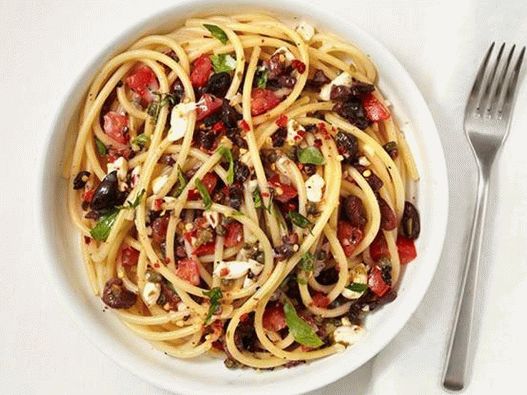 Foto del piatto - Spaghetti con pomodori, olive e capperi