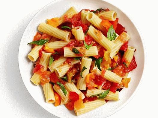 Foto del piatto - pasta italiana con basilico e salsa di pomodoro schiacciata