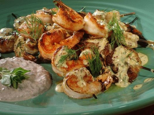 Foto - Gamberi alla griglia su spiedini con salsa di senape e aneto e salsa allo yogurt con olive
