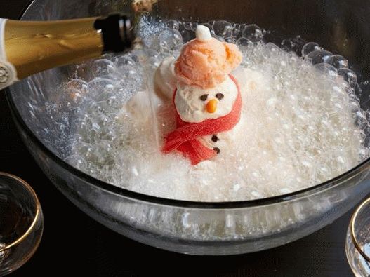 Pugno con un pupazzo di neve