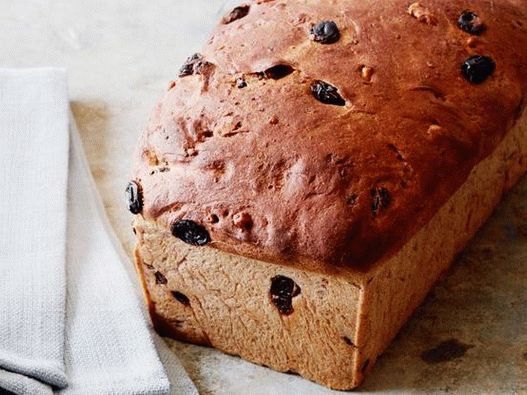 Pane dolce fatto in casa con uvetta e cannella