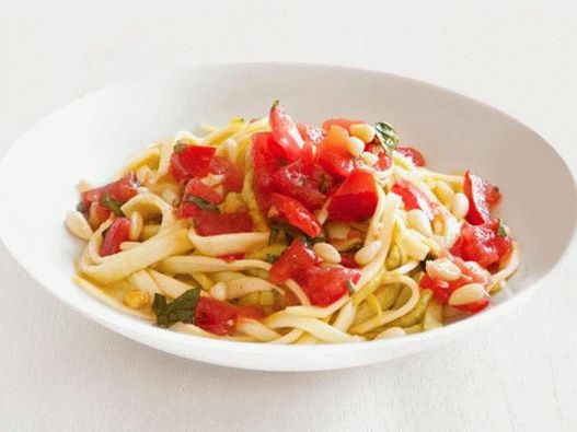 Foto - Fettuccine di pasta di zucchine fresche con salsa piccante di pomodoro con fette