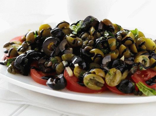 Foto del piatto - insalata romana estiva di olive e pomodori