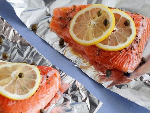 Salmone al limone, capperi e rosmarino, cotto in un foglio