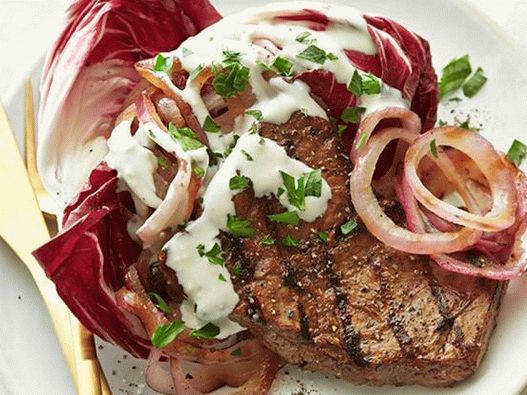 Bistecca di fianco marinata con salsa di formaggio blu