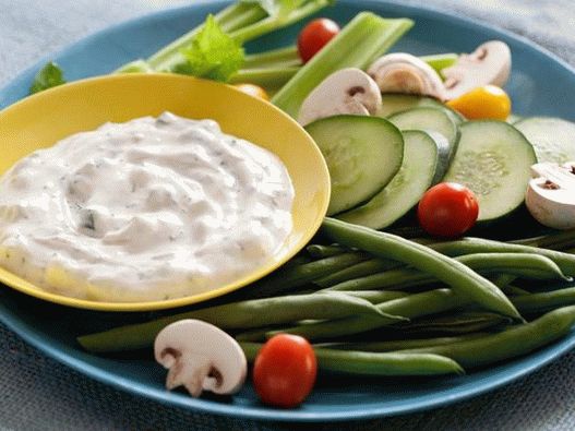 Salsa allo yogurt con aneto e cetriolo