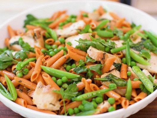 Pasta al limone con pollo, piselli e spinaci