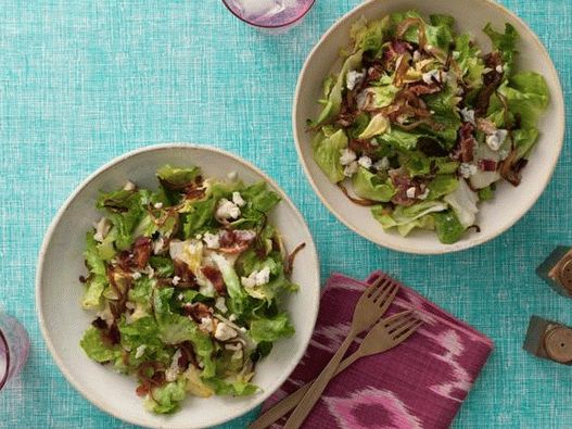 Insalata di Escariol con pancetta fritta, cipolle caramellate e salsa di formaggio blu