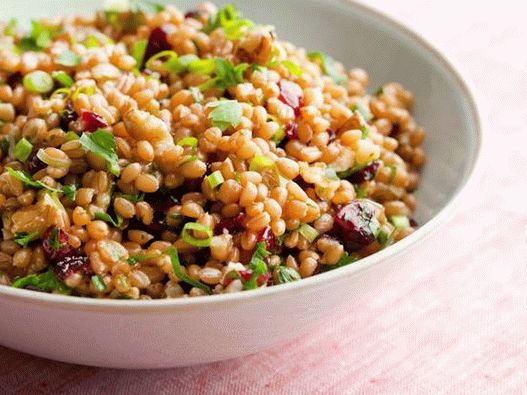 Porridge di grano con noci e ciliegie secche