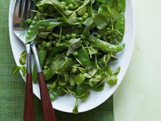 Insalata di piselli con condimento di capperi