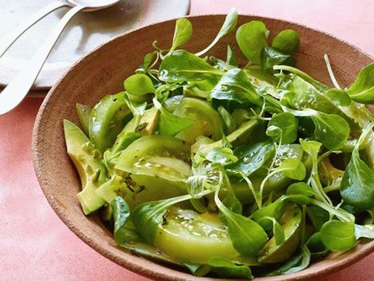 Insalata piccante con pomodori verdi e avocado