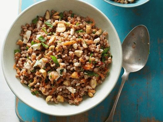 Porridge di grano saraceno con carote, nocciole e feta