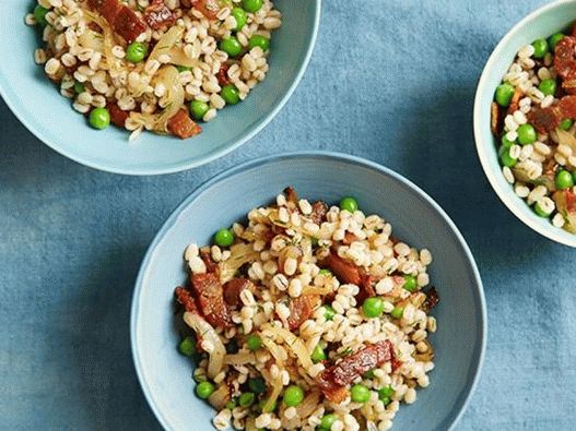 Porridge d'orzo con piselli e pancetta