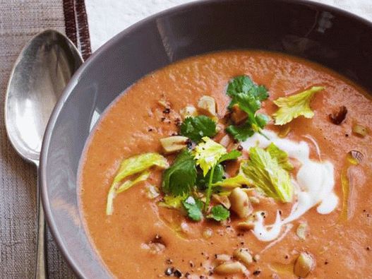 Zuppa di pomodoro e noci