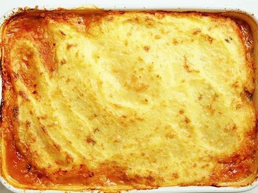 Casseruola farcita con peperoncino piccante sotto una crosta di mais