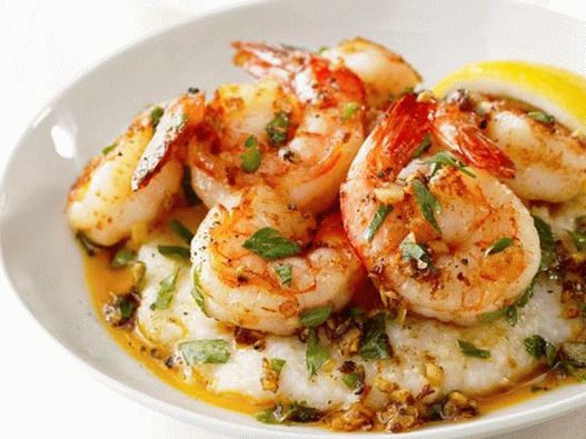 Gamberi in salsa di aglio e limone con porridge di mais in grani