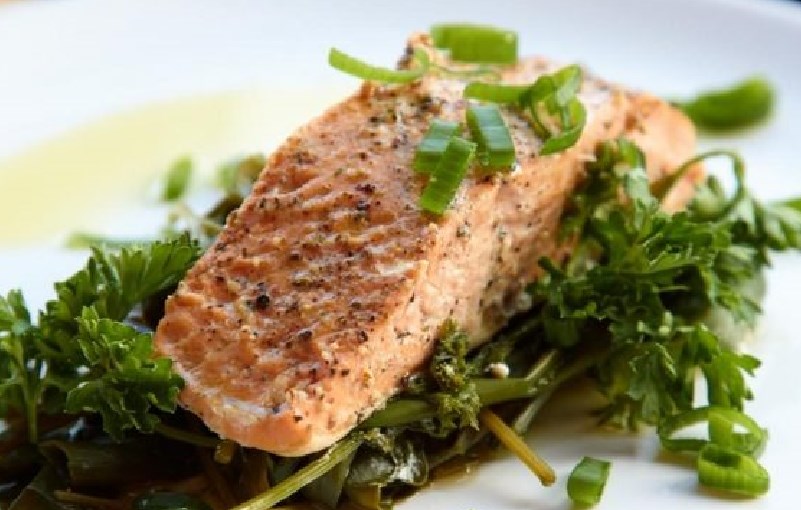 Pesce al vapore con erbe