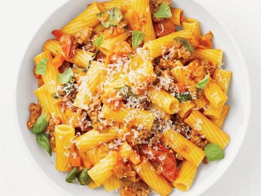 Foto di rigatoni con bolognese estivo