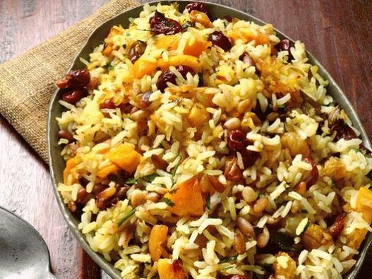 Ripieno di riso fotografico con frutta secca e curry per torte