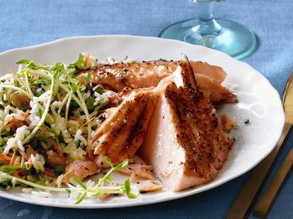 Foto Insalata di riso con carote, erbe e uvetta