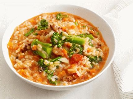 Foto di risotto con salsicce e broccoli italiani