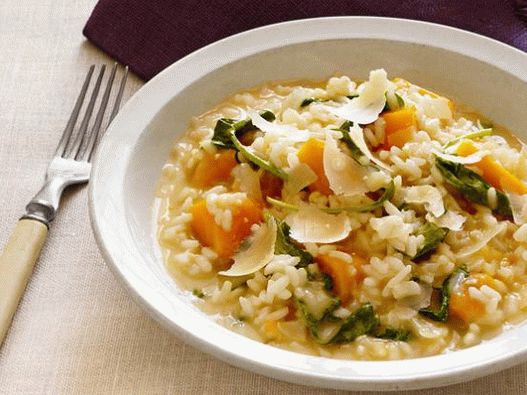 Foto di risotto con zucca in una pentola a cottura lenta