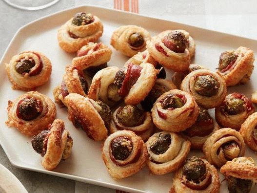 Foto di bagel di pasta sfoglia con cavoletti di Bruxelles e pancetta