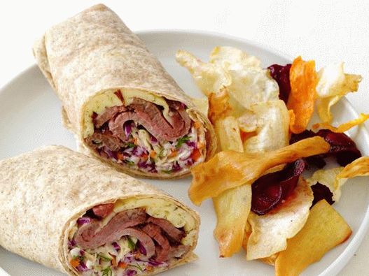 Rotolo di foto con insalata di manzo e cavolo con aneto