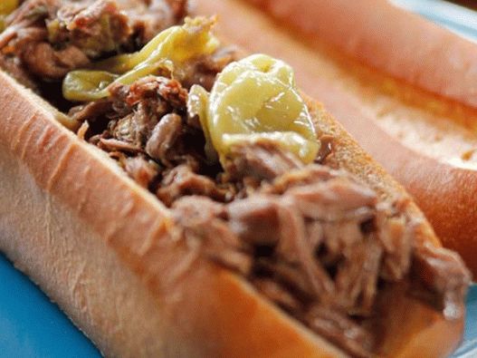 Foto Strappato di manzo e cipolle caramellate su focacce