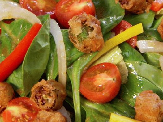 Insalata di giardino fotografico con crostini di gombo fritti